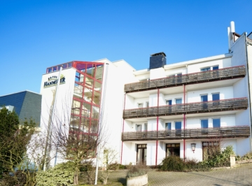 RUDNICK bietet LAGEPERLE für ENTWICKLER: ca. 5800 qm ehem. Hotel in Fußgängerzone mit Kurparkblick, 31542 Bad Nenndorf, Wohn- und Geschäftshaus